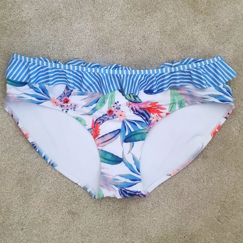Ruffled hem bathing suit bottom.🍒